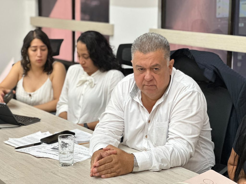 En la imagen integrantes del equipo de la alcaldía y de la comunidad participan en una mesa de trabajo institucional en una sala de reuniones.