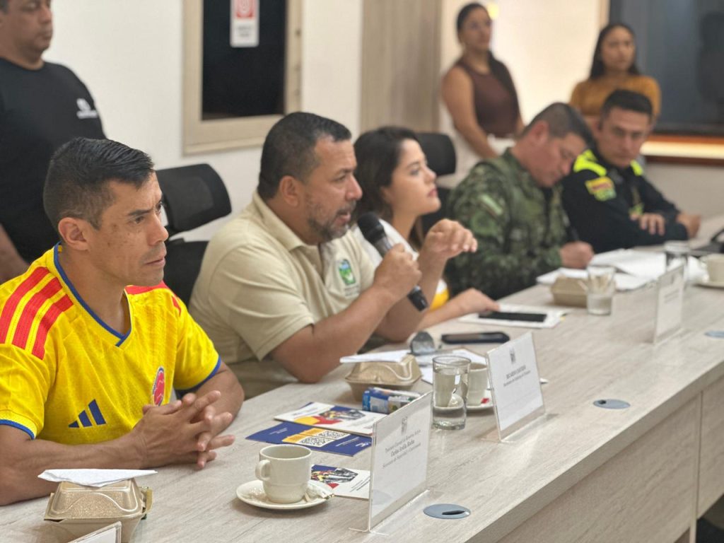 En la imagen una reunión de seguimiento electoral en la Alcaldía de Palmira, con la participación de autoridades civiles, militares y de policía sentadas a una mesa de trabajo.