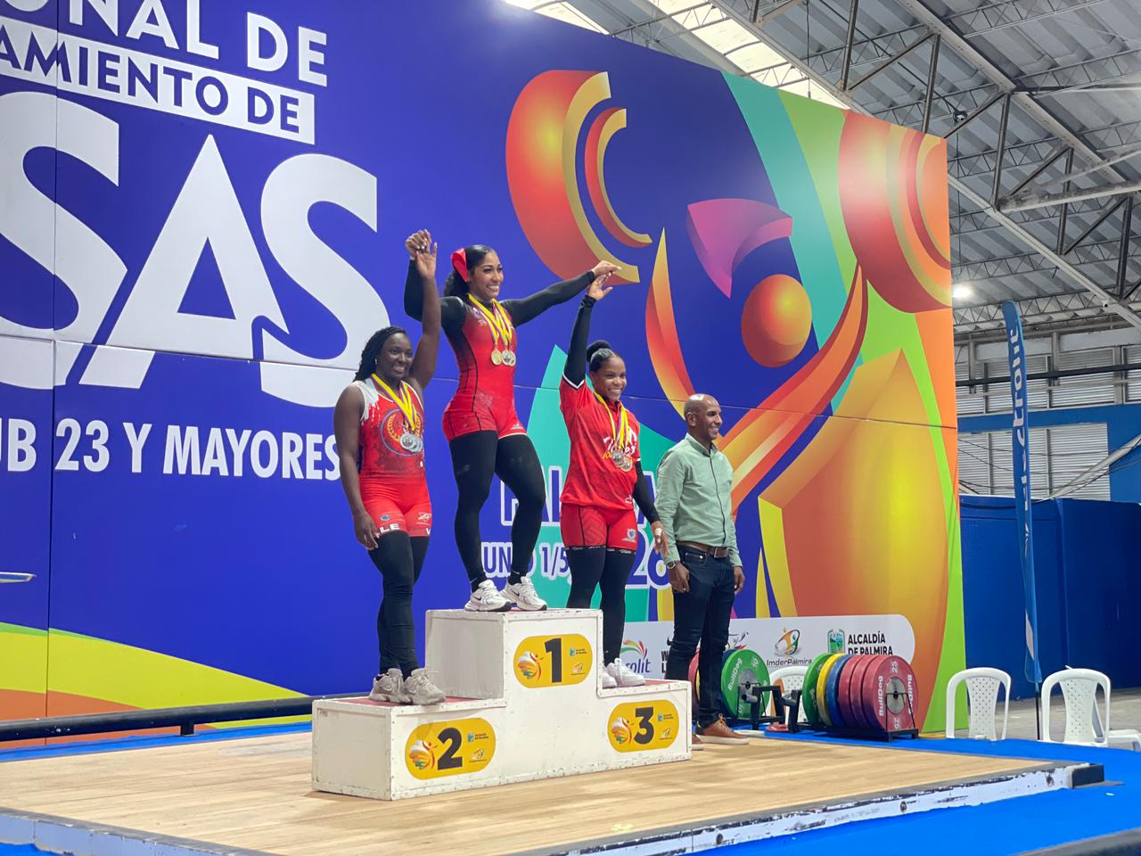 Una persona en representación del deporte palmirano realiza un levantamiento de pesas con técnica y concentración, durante una jornada apoyada por el IMDER Palmira