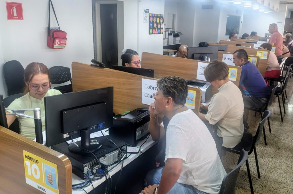En la fotografia personas funcionarias atienden a la ciudadanía en módulos de servicio de la Alcaldía de Palmira