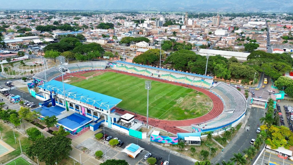 Vista aérea del Estadio Francisco Rivera Escobar en Palmira, con la ciudad y montañas al fondo.