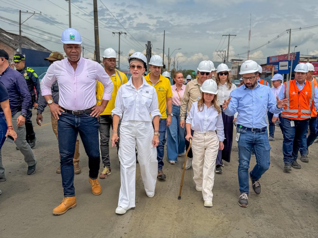 En la fotografía El alcalde Víctor Ramos, la gobernadora Dilian Francisca Toro y la Ministra Elsa Noguera con el equipo técnico recorren e inspeccionan una obra vial en Palmira.