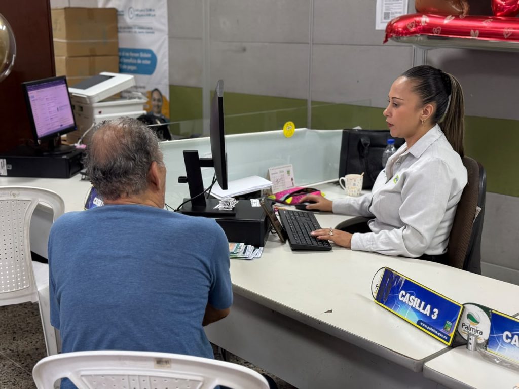 En la foto Integrante del personal de servicio público atiende de manera presencial a un ciudadano en la casilla tres de la Alcaldía de Palmira.