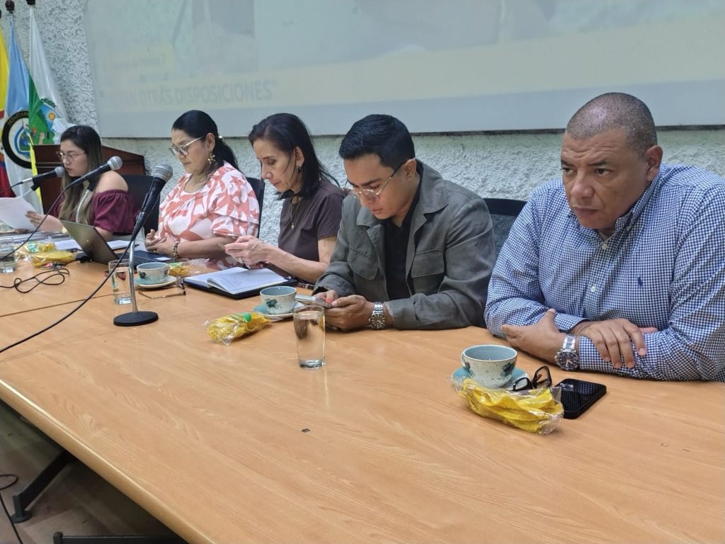 En la fotografía Mesa directiva Concejo Municipal en reunión institucional con cinco integrantes revisando documentos y dispositivos móviles
